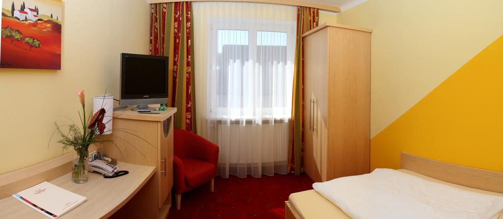 Hotel Restaurant Boeck "Roter Hahn" Sankt Poelten Ngoại thất bức ảnh